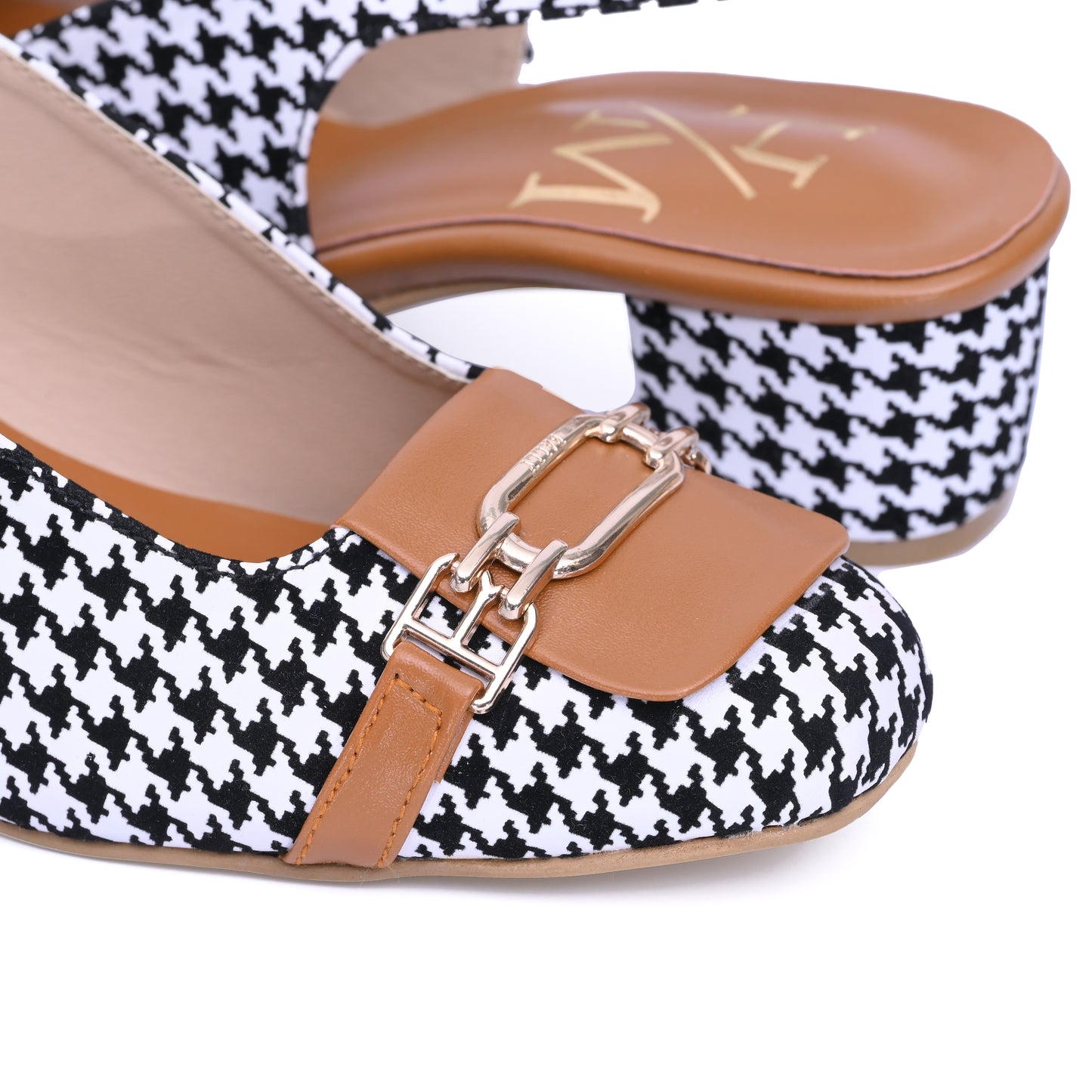 printed pumps